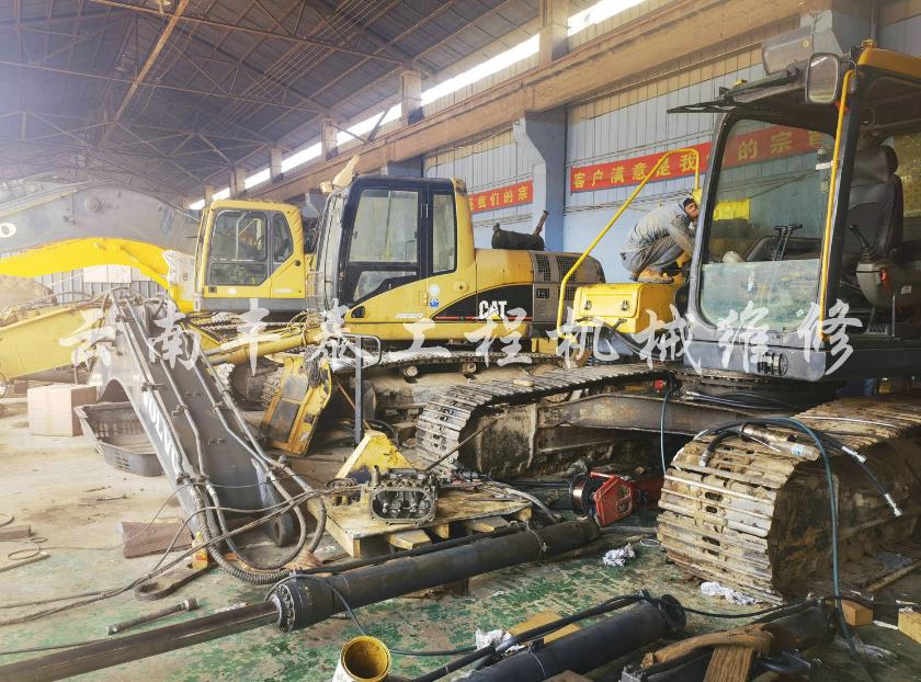 挖掘機維修現場